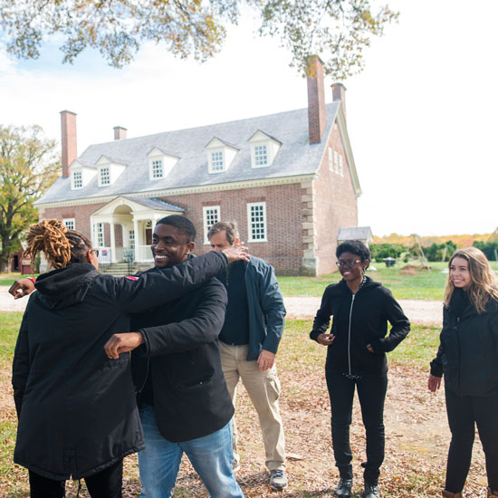 Gunston Hall Mason faculty and students in front of Gunston Hall